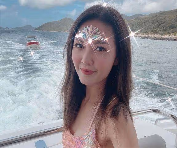 港女星曬泳裝照!身材豐滿凹凸有致,隨時保持最佳待嫁狀態
