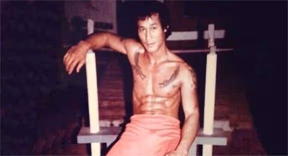 77歲老戲骨領證，曾35秒ko日本拳王，功夫比肩李小龍