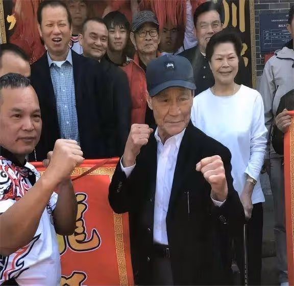 77歲老戲骨領證,曾35秒ko日本拳王,功夫比肩李小龍