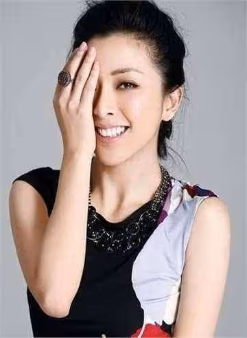 40歲黃小蕾:拒杜淳告白,倒追大張偉無果,卻38天閃婚生閃寶