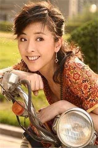 40歲黃小蕾:拒杜淳告白,倒追大張偉無果,卻38天閃婚生閃寶