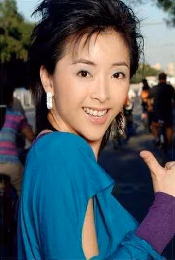 40歲黃小蕾:拒杜淳告白,倒追大張偉無果,卻38天閃婚生閃寶