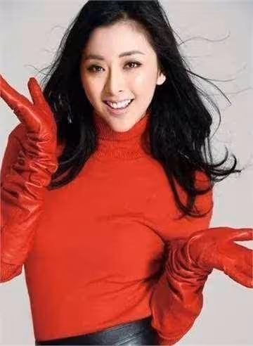 40歲黃小蕾:拒杜淳告白,倒追大張偉無果,卻38天閃婚生閃寶