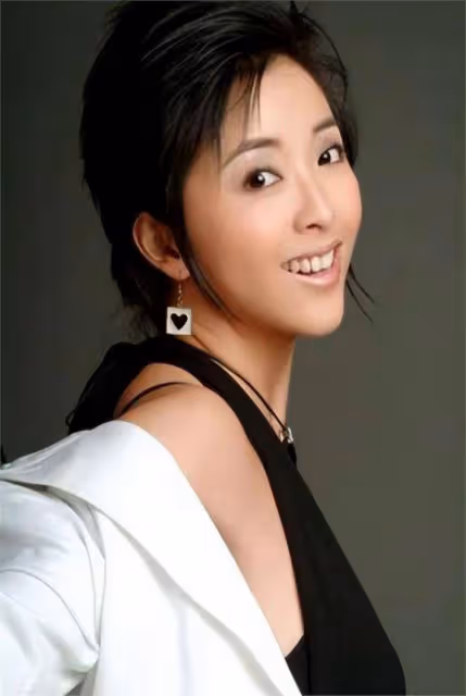 40歲黃小蕾：拒杜淳告白，倒追大張偉無果，卻38天閃婚生閃寶