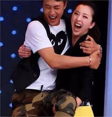 40歲黃小蕾：拒杜淳告白，倒追大張偉無果，卻38天閃婚生閃寶