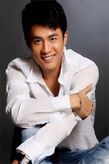 40歲黃小蕾：拒杜淳告白，倒追大張偉無果，卻38天閃婚生閃寶