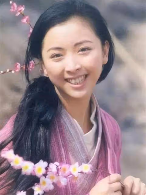 40歲黃小蕾：拒杜淳告白，倒追大張偉無果，卻38天閃婚生閃寶
