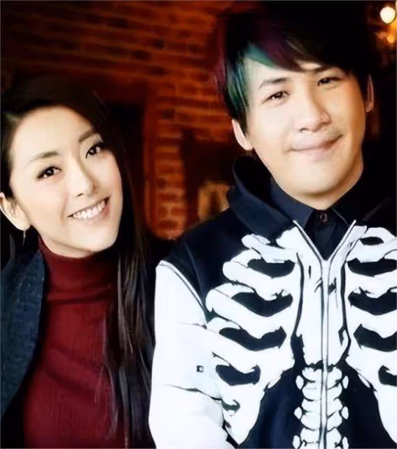 40歲黃小蕾:拒杜淳告白,倒追大張偉無果,卻38天閃婚生閃寶