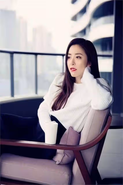 40歲黃小蕾:拒杜淳告白,倒追大張偉無果,卻38天閃婚生閃寶
