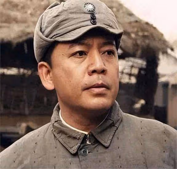 演員何政軍,這輩子只愛一人,娶初戀為妻攜手共度32年,幸福美滿