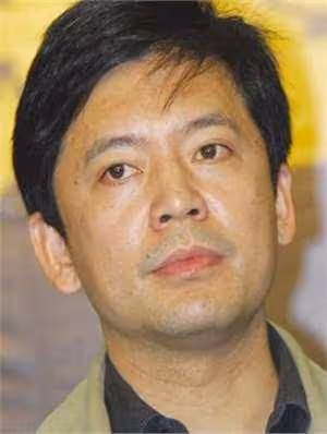 演員何政軍,這輩子只愛一人,娶初戀為妻攜手共度32年,幸福美滿