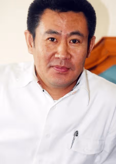 演員何政軍,這輩子只愛一人,娶初戀為妻攜手共度32年,幸福美滿