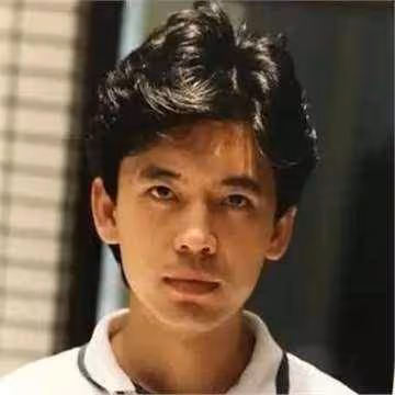 演員何政軍,這輩子只愛一人,娶初戀為妻攜手共度32年,幸福美滿