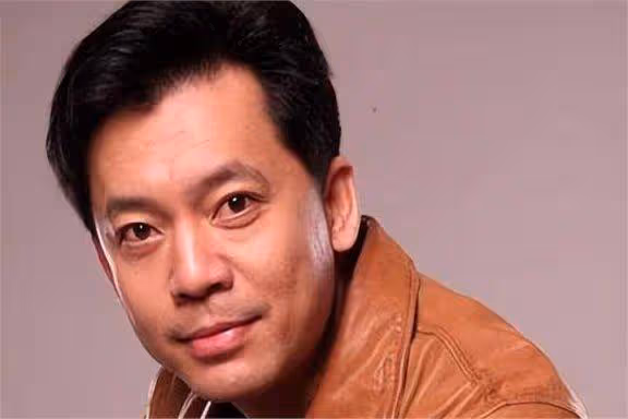 演員何政軍,這輩子只愛一人,娶初戀為妻攜手共度32年,幸福美滿