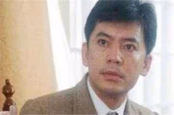 演員何政軍,這輩子只愛一人,娶初戀為妻攜手共度32年,幸福美滿