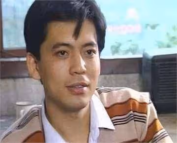 演員何政軍,這輩子只愛一人,娶初戀為妻攜手共度32年,幸福美滿