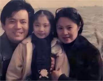 演員何政軍,這輩子只愛一人,娶初戀為妻攜手共度32年,幸福美滿