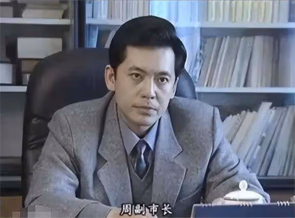演員何政軍,這輩子只愛一人,娶初戀為妻攜手共度32年,幸福美滿