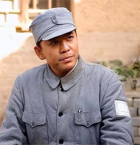 演員何政軍,這輩子只愛一人,娶初戀為妻攜手共度32年,幸福美滿