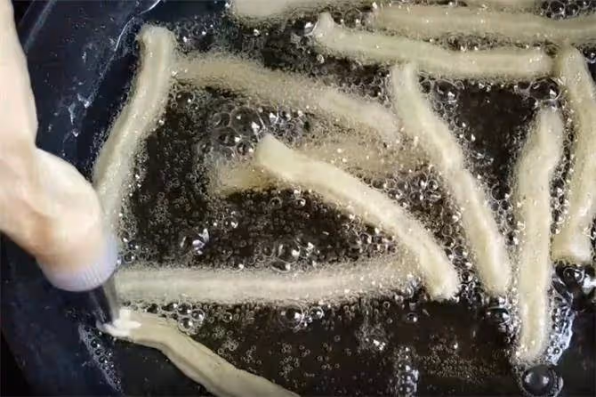 15分鐘快速做油條，一碗面，開水一燙，不用發麵，外酥里軟