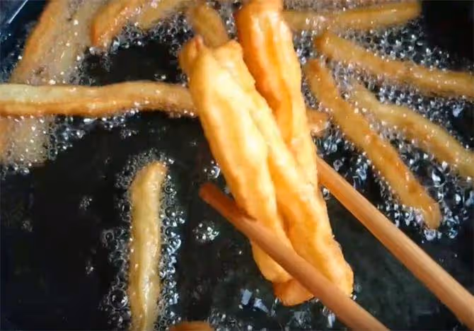 15分鐘快速做油條，一碗面，開水一燙，不用發麵，外酥里軟