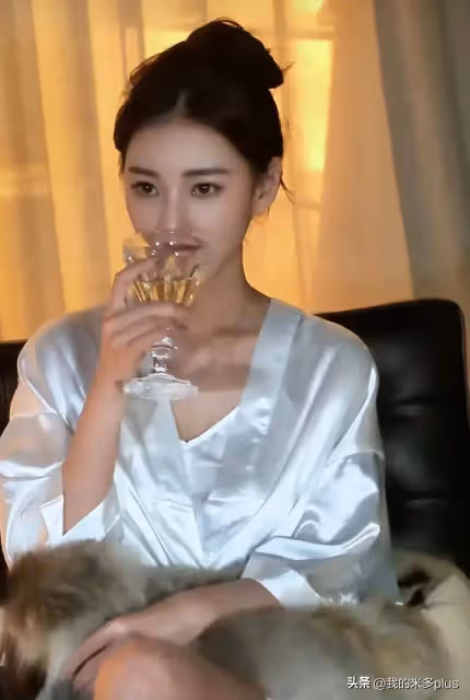 汪小菲老婆曬台北生活，Mandy在租的豪宅健身，吃自家香腸帶貨