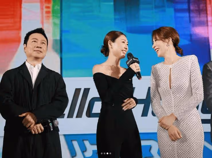 42歲TVB花旦現身內地「掃樓」!綠色長裙大露美肩!網友贊:好有禮貌