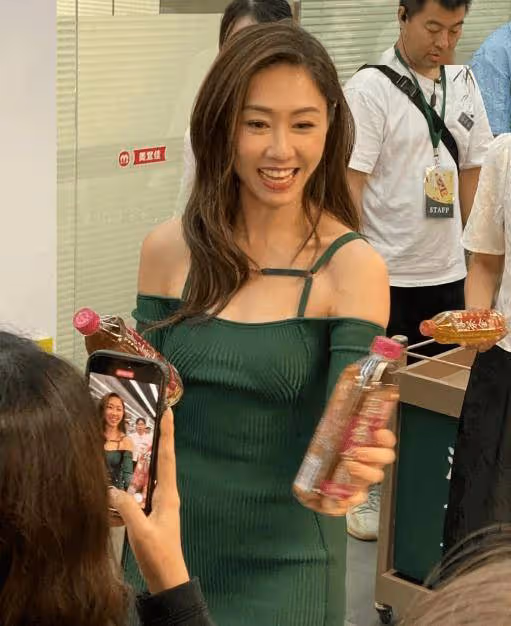 42歲TVB花旦現身內地「掃樓」!綠色長裙大露美肩!網友贊:好有禮貌