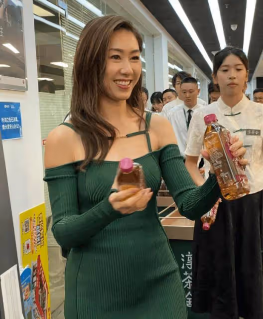 42歲TVB花旦現身內地「掃樓」!綠色長裙大露美肩!網友贊:好有禮貌