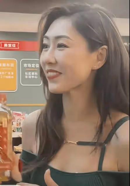 42歲TVB花旦現身內地「掃樓」!綠色長裙大露美肩!網友贊:好有禮貌