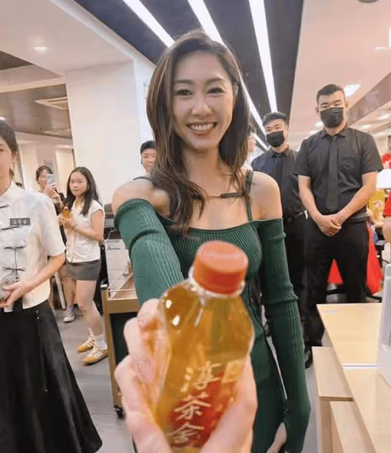 42歲TVB花旦現身內地「掃樓」!綠色長裙大露美肩!網友贊:好有禮貌