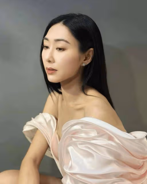 42歲TVB花旦現身內地「掃樓」!綠色長裙大露美肩!網友贊:好有禮貌