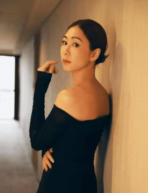 42歲TVB花旦現身內地「掃樓」!綠色長裙大露美肩!網友贊:好有禮貌