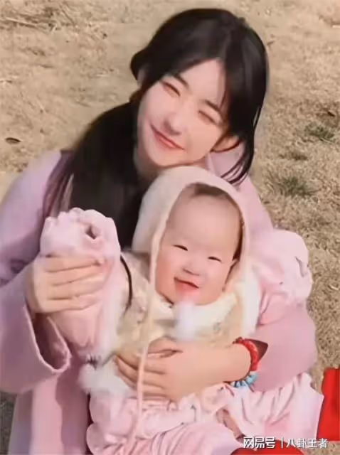 王思聰女兒活得不如一條狗!被親媽當賺錢工具,親爹花千萬隻為養狗