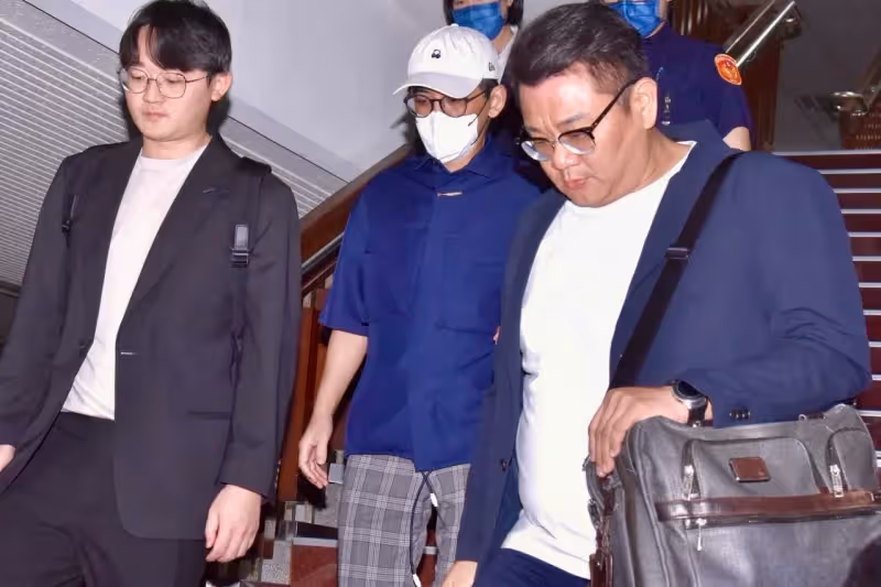 狗仔直擊｜黃子佼沉潛1年還增肥！換上霸道律師叫記者「走開」　出現鬼剃頭爽返億萬宅