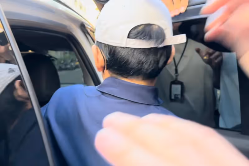 狗仔直擊｜黃子佼沉潛1年還增肥！換上霸道律師叫記者「走開」　出現鬼剃頭爽返億萬宅