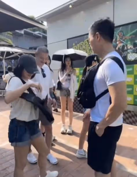 小S一家新加坡旅行,許雅鈞和小S曬夫妻合照,穿情侶鞋互動顯恩愛