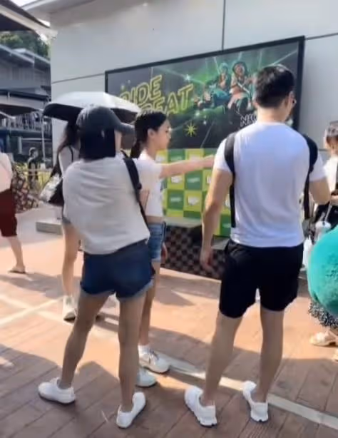 小S一家新加坡旅行,許雅鈞和小S曬夫妻合照,穿情侶鞋互動顯恩愛