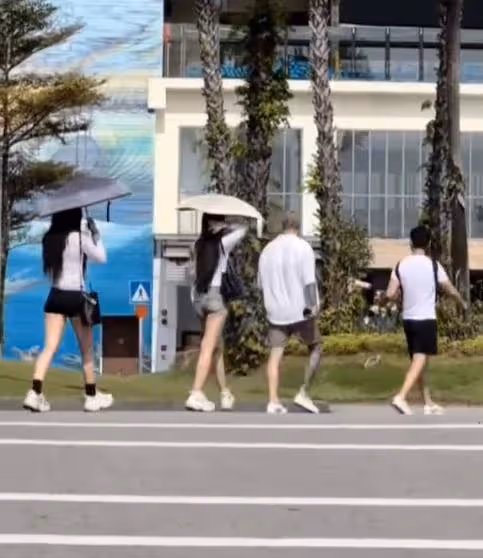 小S一家新加坡旅行,許雅鈞和小S曬夫妻合照,穿情侶鞋互動顯恩愛