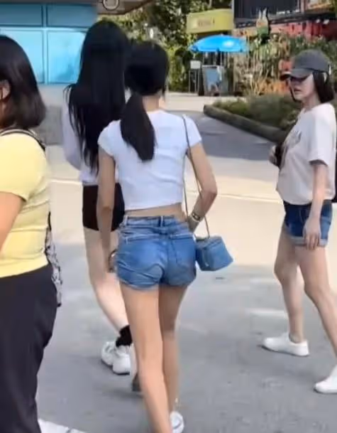 小S一家新加坡旅行,許雅鈞和小S曬夫妻合照,穿情侶鞋互動顯恩愛