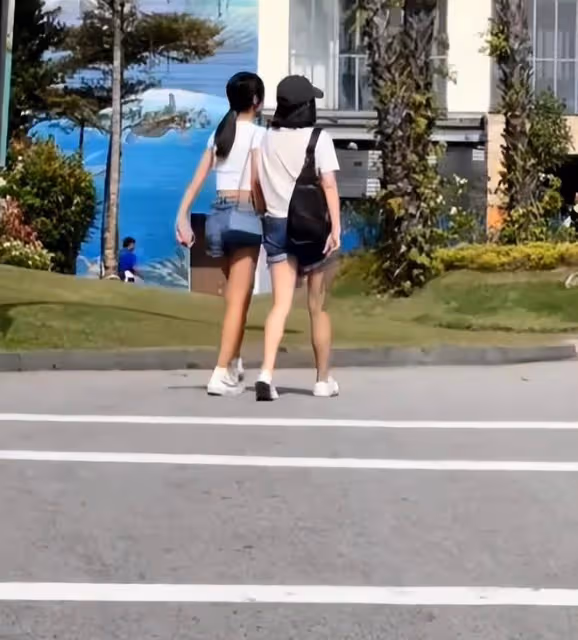 小S一家新加坡旅行,許雅鈞和小S曬夫妻合照,穿情侶鞋互動顯恩愛