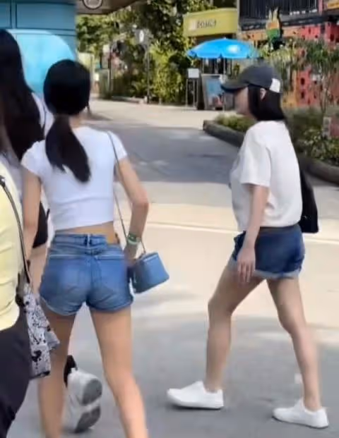 小S一家新加坡旅行,許雅鈞和小S曬夫妻合照,穿情侶鞋互動顯恩愛