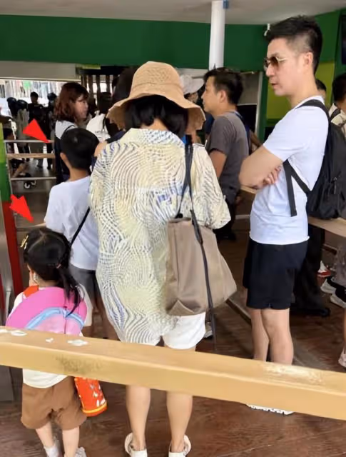 小S一家新加坡旅行,許雅鈞和小S曬夫妻合照,穿情侶鞋互動顯恩愛