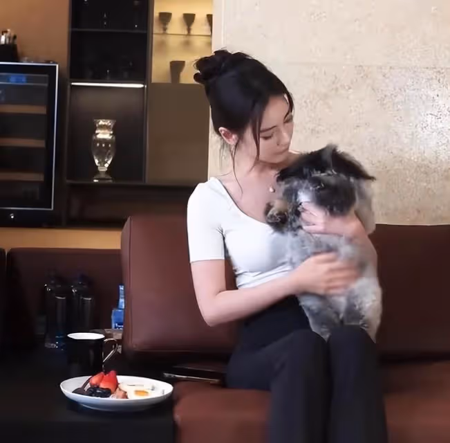 汪小菲老婆曬日常vlog,健身插花像名媛貴婦,穿睡衣拿著香檳飛奔