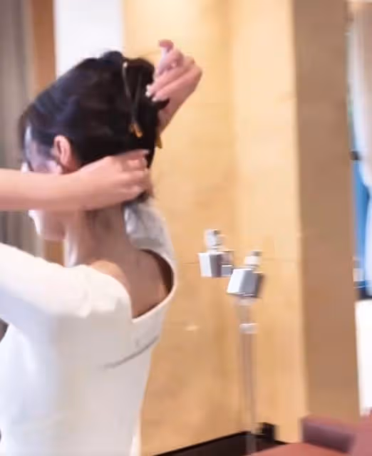 汪小菲老婆曬日常vlog,健身插花像名媛貴婦,穿睡衣拿著香檳飛奔