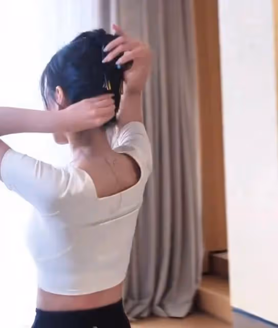 汪小菲老婆曬日常vlog,健身插花像名媛貴婦,穿睡衣拿著香檳飛奔