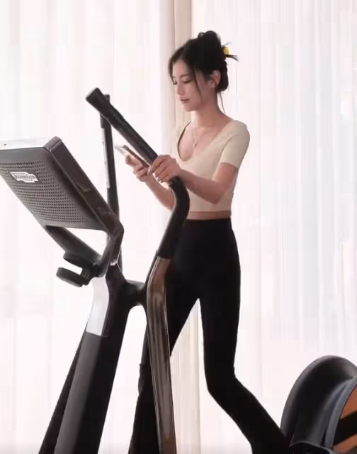 汪小菲老婆曬日常vlog,健身插花像名媛貴婦,穿睡衣拿著香檳飛奔