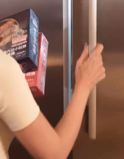 汪小菲老婆曬日常vlog,健身插花像名媛貴婦,穿睡衣拿著香檳飛奔