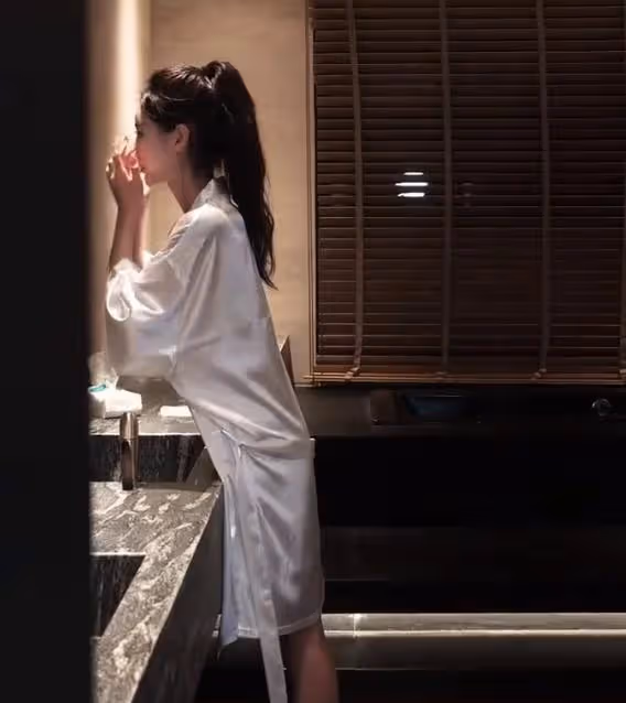 汪小菲老婆曬日常vlog,健身插花像名媛貴婦,穿睡衣拿著香檳飛奔