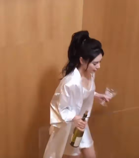 汪小菲老婆曬日常vlog,健身插花像名媛貴婦,穿睡衣拿著香檳飛奔